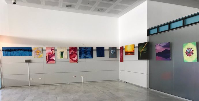 Almería.-El Aeropuerto de Almería acoge en el vestíbulo de salidas una exposición de pintura de la asociación Indakana