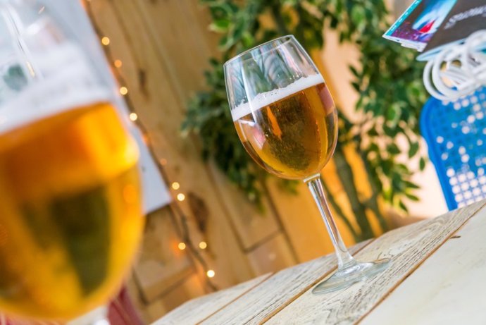 Dos hosteleros andaluces aspiran a convertirse en los campeones nacionales de tiraje de cerveza