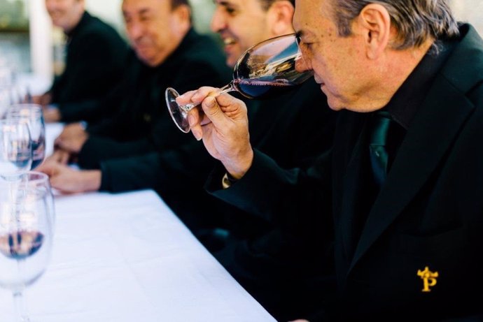'Paradores' Nombrado 'Cofrade De Honor' Del Vino De Rioja