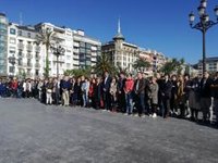Más de 500 personas se concentran en San Sebastián en repulsa por la muerte del joven víctima de una pelea