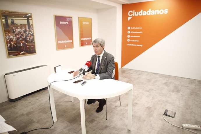 El expresidente de la Comunidad de Madrid, Ángel Garrido, posa en la sede de su nuevo partido, Ciudadanos