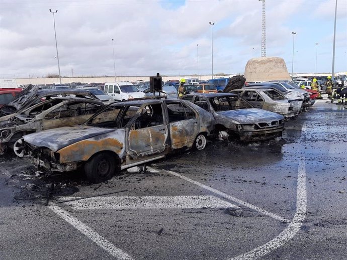 Alicante.- Sucesos.- Un incendio afecta a siete coches en el depósito de vehículos de la Policía Local