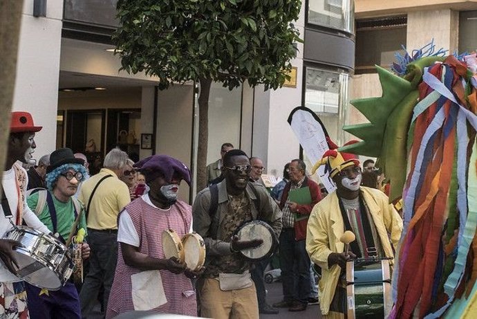 Cádiz.- Pasacalles por el centro de Algeciras para estrenar la nueva extensión del Festival de Cine Africano