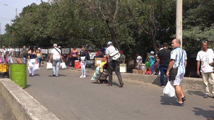 Venezuela.- Más de 20.000 venezolanos cruzan al día a Colombia para comprar por la hiperinflación y la escasez