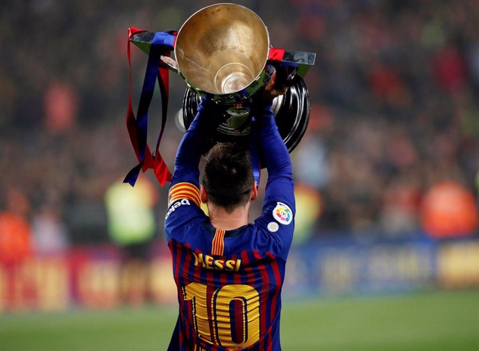 Messi levanta al cielo el trofeo de Liga entregado por Rubiales y abre una esperada fiesta