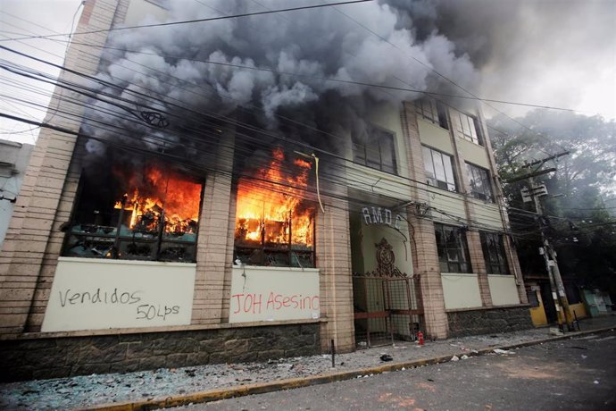 Honduras.- Varios edificios incendiados durante una jornada de protestas en Honduras