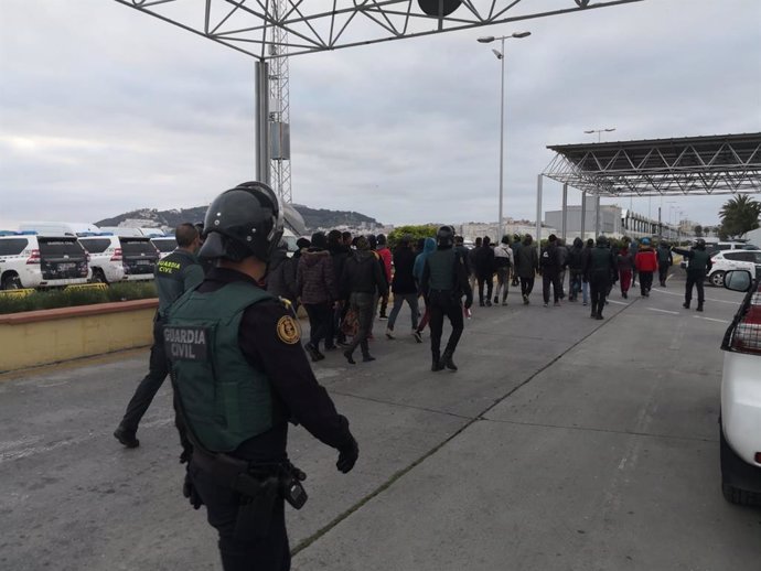 La Guardia Civil intercepta a casi un centenar de migrantes en el Puerto de Ceuta, 39 de ellos menores