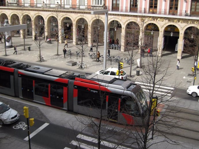 Tranvía a su paso por el Paseo de la Independencia de Zaragoza