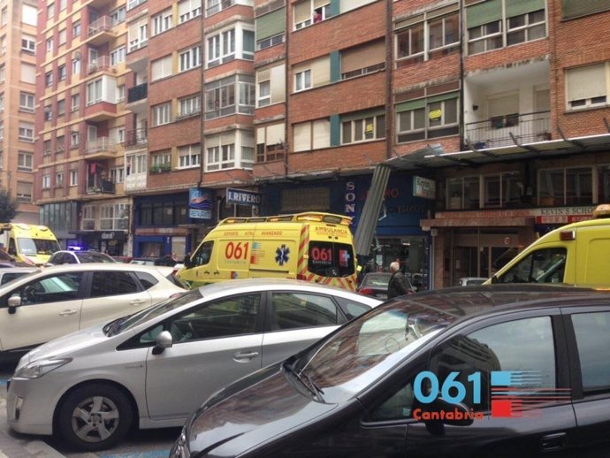Dos trabajadores, en pronóstico reservado tras precipitarse desde cuatro metros de altura