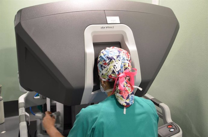 El Hospital Dr. Negrín realiza dos operaciones para tratar el cáncer de colon con el robot quirúrgico Da Vinci