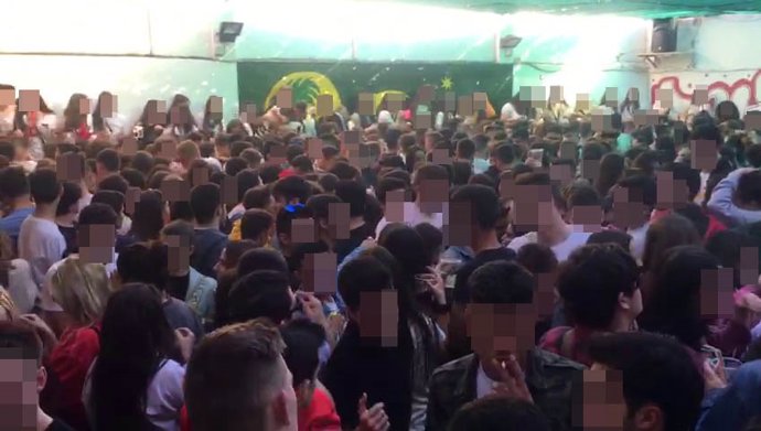 Desalojado un bar de Azagra en el que más de 800 personas celebraban el 'Día del Borracho' pese a tener un aforo de 120