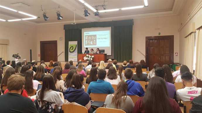 Broto emplaza a "meterse en la piel" de las personas que tienen un origen  o una cultura diferentes