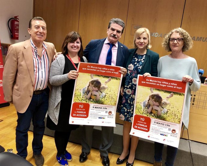 Presentación de la campaña 'En Familia, por Derecho' de la Comunidad y Cruz Roja