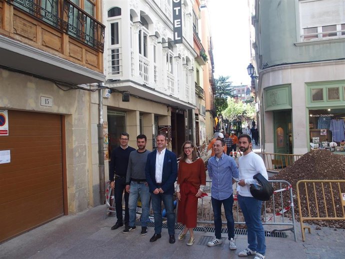 El Ayuntamiento renueva el pavimento de Hermanos Moroy para "mejorar la seguridad del peatón"