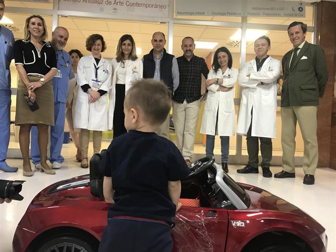 Sevilla.- Profesionales de la Fundación Madariaga donan un cochecito eléctrico al Servicio de Pediatría del Macarena
