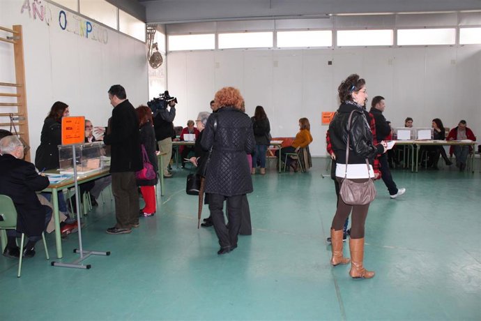 PERSONAS VOTANDO , ELECCIONES , VOTO