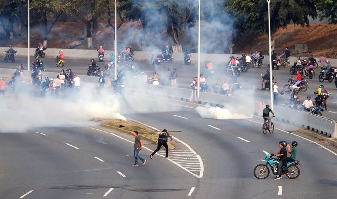 Venezuela.- Uniformados leales a Maduro lanzan gases lacrimógenos contra el lugar donde se concentra Guaidó