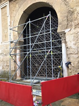 Aspecto de la celosía con los andamios colocados para su retirada