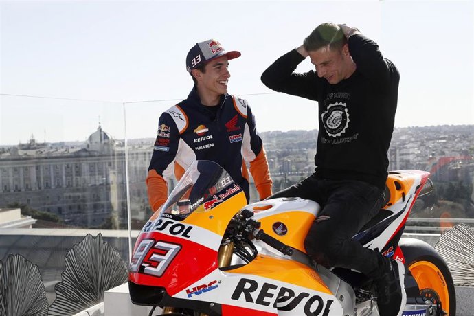 Márquez le enseña su Honda a Joaquín
