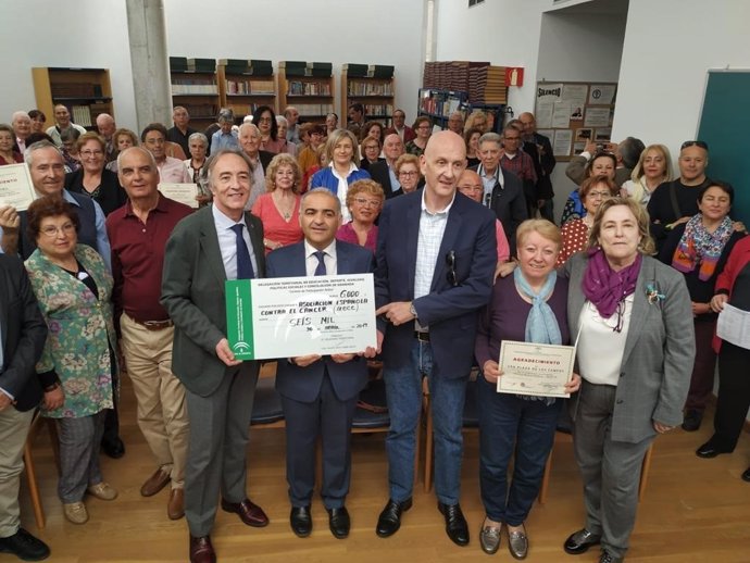Granada.- Los Centros de Participación Activa donan 6.000 euros para la lucha contra el cáncer