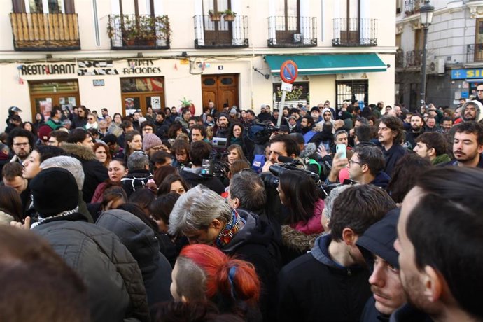 Activistas de la plataforma 'Stop Desahucios' se manifiestan en la calle Argumosa de Madrid ante la previsión de varios desahucios 