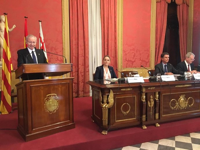 Valls pide al poder político acuerdos estratégicos para una economía sostenible a largo plazo