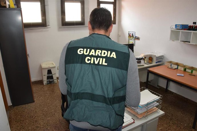 Sucesos.- La Guardia Civil detiene en Alcañiz a tres personas por el robo de un móvil mediante el método del tirón