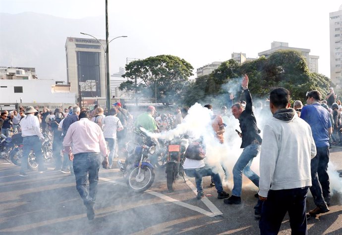 Venezuela.- Guaidó abandona la zona de la base aérea para dirigirse a una plaza de Caracas
