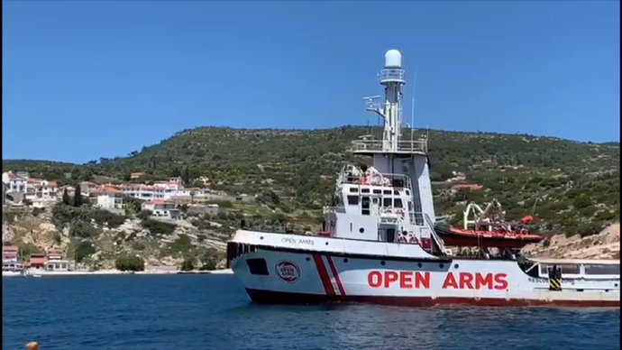 El Open Arms llega a Samos (Grecia) con ayuda humanitaria tras una semana de travesía
