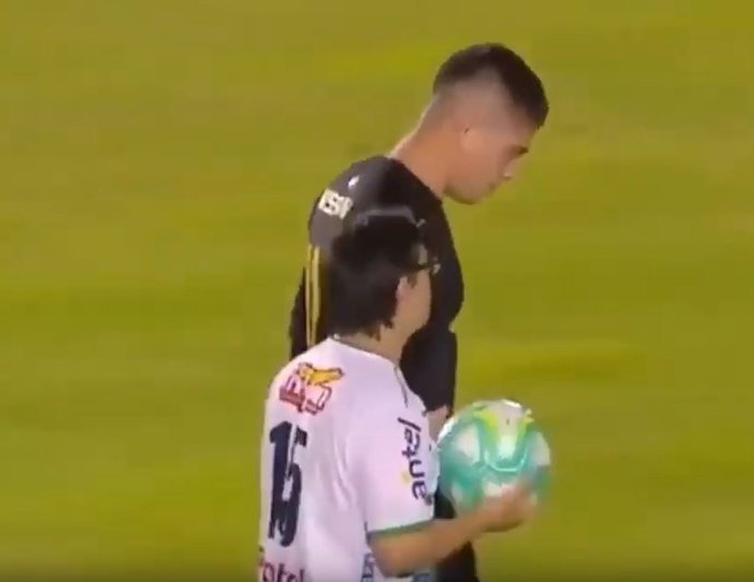 El emocionante y aplaudido gesto de un portero uruguayo con un hincha del equipo rival