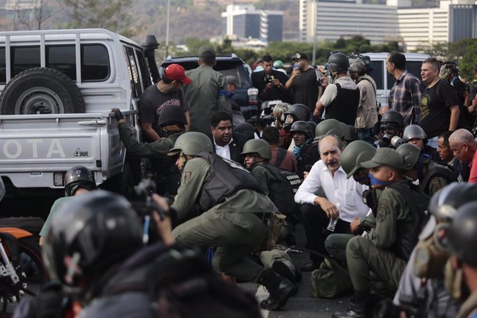 El CONATEL cierra las instalaciones de Radio Caracas Radio tras el estallido del intento de "golpe de Estado"