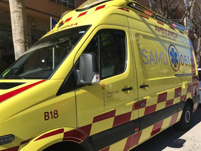 Un conductor agrede verbalmente a dos técnicos por dejar su ambulancia en la calle durante una emergencia en Palma