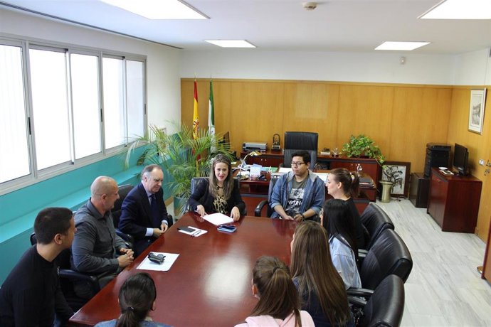 [Grupohuelva] Nota, Fotos Y Audio Junta (Reunión Alumnos Escuela Hostelería Isla