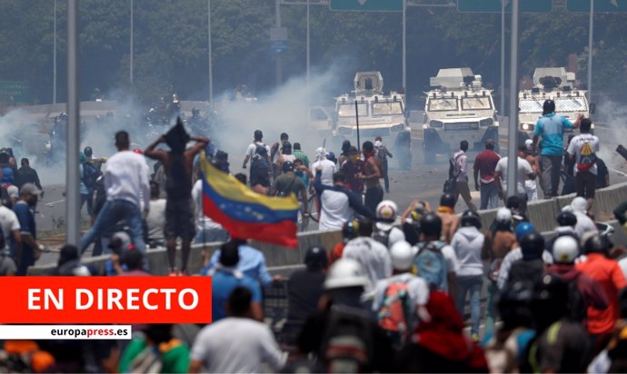 Manifestantes a favor de Guaidó se enfrentan a vehículos militares en Caracas 