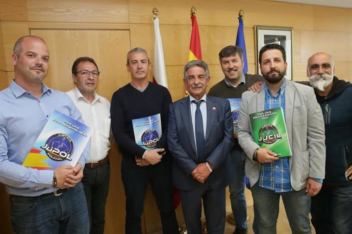 Revilla reitera su apoyo a Policía y Guardia Civil para lograr la equiparación salarial