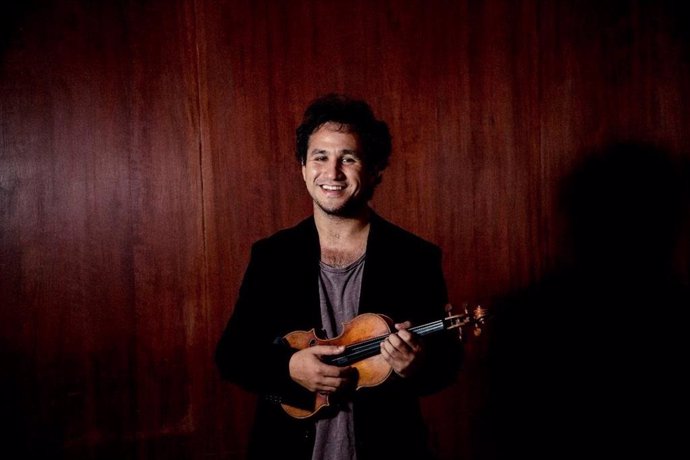 El violinista uruguayo Federico Nathan actúa el jueves en Clamores, en el marco 