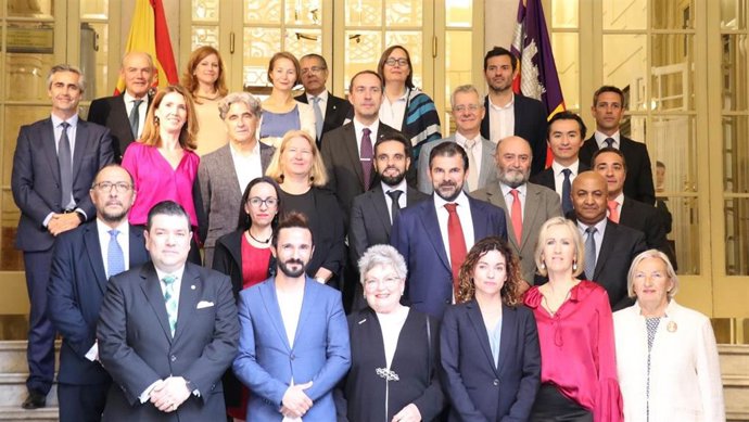 El Parlament conmemora la firma del Convenio de Viena y recibe el cónsul de Colombia, Diego Felipe Cadena