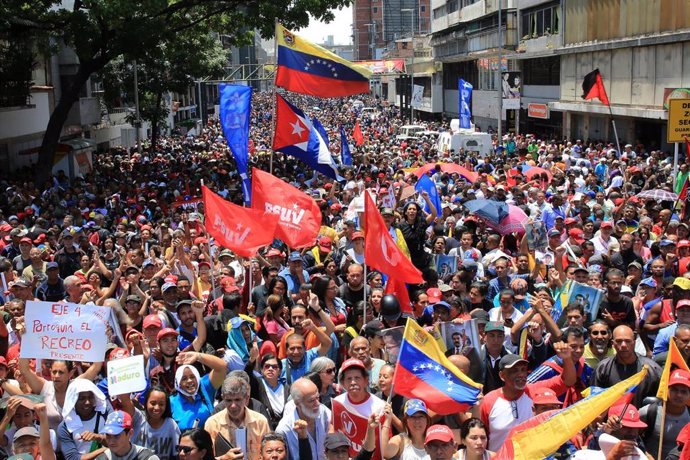 Venezuela.- Los 'chavistas' dan la réplica a Guaidó u se concentran en torno al Palacio de Miraflores