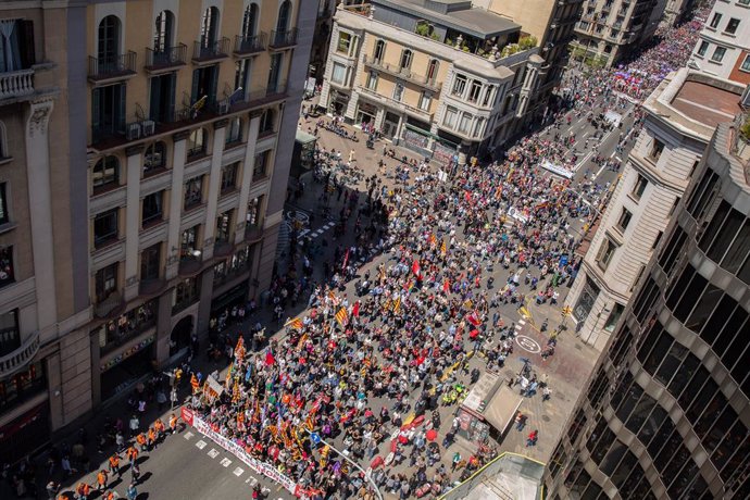 Economía/1 de mayo.- Unas 5.000 personas participan en la manifestación de CC.OO. y UGT en Barcelona