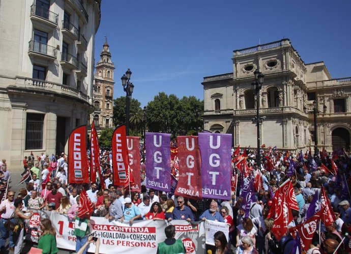 Miles de personas exigen en Andalucía un "giro social" al futuro Gobierno: "Tienen que cumplir el mandato de las urnas"