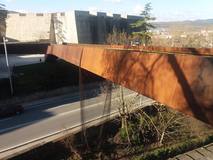 El Ayuntamiento de Pamplona reclama casi 800.000 euros por la "situación de ruina" de la pasarela del Labrit