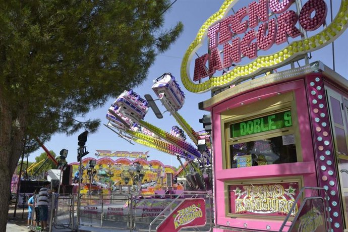Atracción, feria, feriantes, cochecitos, atracciones