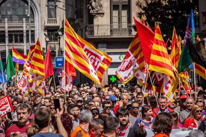 1 De Mayo.- 5.000 Manifestantes Recorren Barcelona Para Exigir "Poner Las Personas En El Centro"