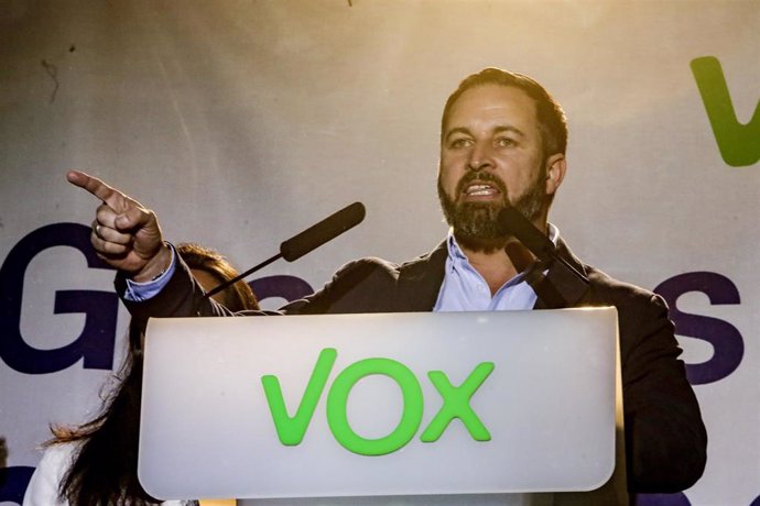 Abascal responde a Casado que "insulta" a los votantes de Vox como hacen "los progres": "Se os está poniendo cara de UCD