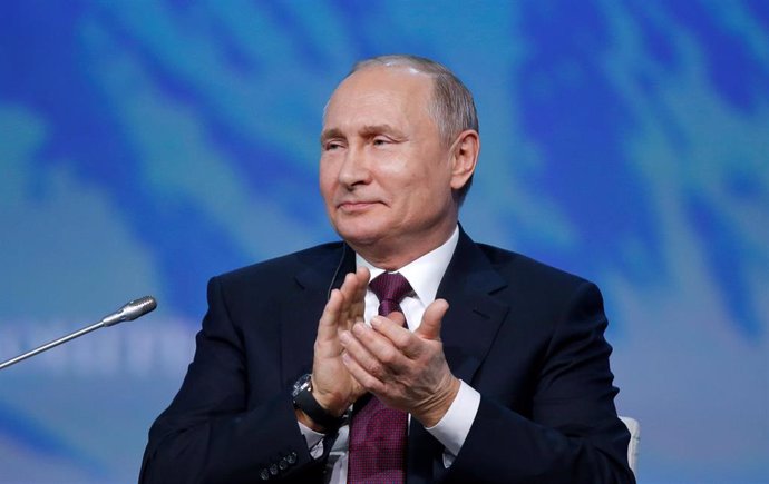 Ucrania.- Putin defiende por "carácter humanitario" la concesión de pasaportes rusos a residentes en el este de Ucrania