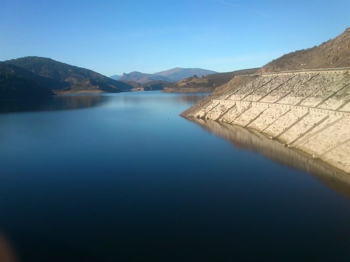 Los embalses acabaron abril al 76,4% de su capacidad, mes en el que subió el con