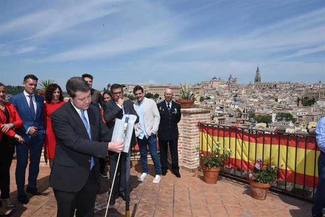 Miles de toledanos acuden a un Valle soleado, con lomo, pedidas de mano, primeros cohetes y un photocall de Abascal