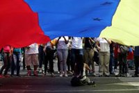 Miles de venezolanos atienden los llamamientos de Guaidó y Maduro para tomar las calles del país
