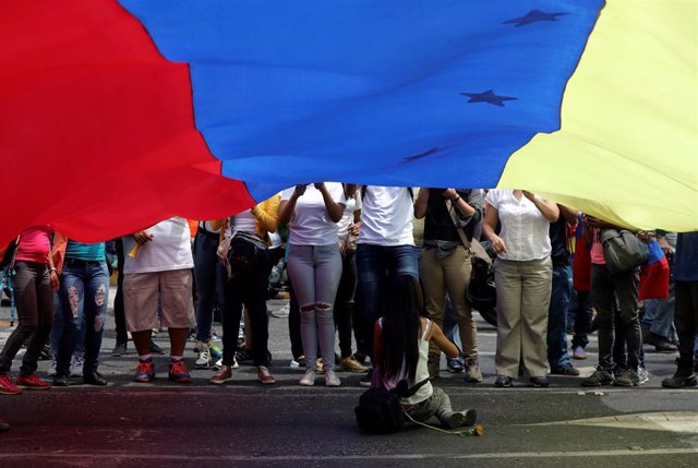 Venezuela.- Miles de venezolanos atienden los llamamientos de Guaidó y Maduro para tomar la calle