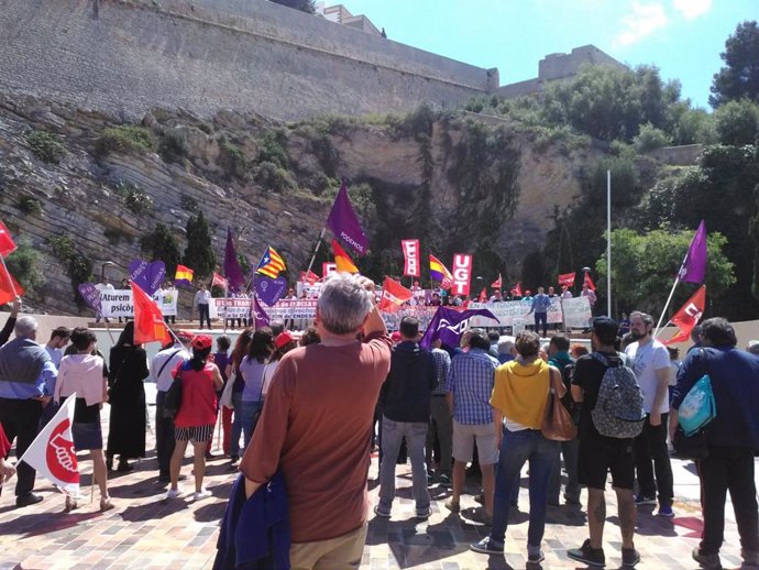 Unas 250 personas participan en Ibiza en la manifestación del 1 de mayo y exigen a Sánchez que no pacte con Rivera